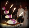 Tort weselny lekko zdobiony kwiatami storczyków