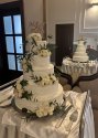 Wysoki tort weselny z kwiatami i topperem