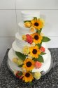 Tort weselny dekorowany słonecznikiem