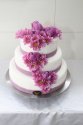 Tort weselny dekorowany kwiatami