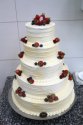 Tort weselny dekorowany truskawkami