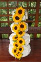 Tort weselny zdobiony kwiatami słonecznika