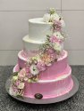 Bialo-różowy tort weselny z kwiatami