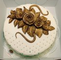 Okrągły tort ręcznie dekorowany