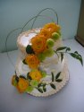 Piętrowy tort dekorowany kwiatami