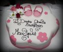 Tort na chrzciny z różowymi dodatkami dla dziewczynki