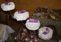 Tort weselny zdobiony kwiatami storczków