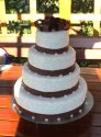Tort weselny okrągły z brązowymi dodatkami i kokardą