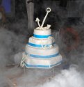 Tort weselny z niebieskimi dodatkami w dymie