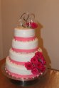 Tort weselny z różowymi dodatkami