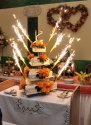 Trójkątny tort weselny zdobiony kwiatami