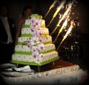 Piętrowy tort weselny z kwiatami storczyków