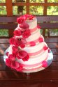 Tort weselny dekorowany czerwonymi kwiatami