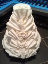 Biały tort weselny ręcznie zdobiony