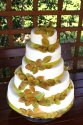 Tort weselny zdobiony liśćmi ecznie robionymi