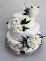 Biały tort weselny z kwiatami