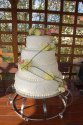 Klasyczny tort weselny lekko udekorowany kwiatami