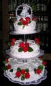 Tort weselny dekorowany różami
