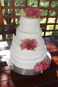 Tort weselny lekko przyozdobiony kwiatami