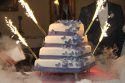 Tort weselny dekorowany niebieskimi motylkami