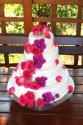 Tort weselny zdobiony płatkami kwiatów