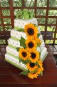Tort weselny zdobiony kwiatami słonecznika