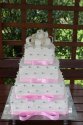 Tort weselny zdobiony różowymi wstążkami