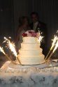 Klasyczny tort weselny dekorowany kwiatami