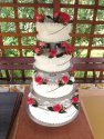 Piętrowy tort weselny kryty marcepanem