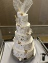 Biały Tort weselny z złotymi akcentami