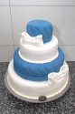 Tort weselny z niebieskim akcentem