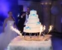 Tort weselny z akcentem niebieskim