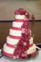 Piętrowy tort weselny dekorowany różami