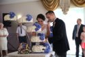 Tort weselny z niebieskimi kwiatami