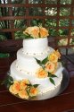 Tort weselny zdobiony różami