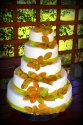 Tort weselny zdobiony liśćmi ręcznie wykonywanymi