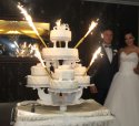 Biały piętrowy tort weselny