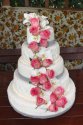 Tort weselny dekorowany różami