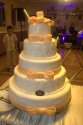 Piętrowy tort weselny ręcznie dekorowany
