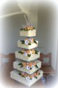 Tort weselny dekorowany kwiatami