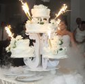 Biały piętrowy tort weselny