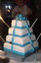 Tort weselny z niebieską kokardą