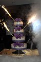Tort weselny z fioletowymi dodatkami