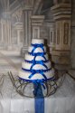 Tort weselny z niebieskimi wstążeczkami