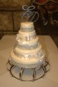 Klasyczny tort weselny ze srebrnymi dodatkami