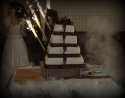 Piętrowy tort weselny z brązową kokardą