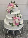 Tort weselny z kwiatami