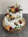 tort weselny na drewnie z kwiatami