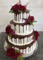Tort weselny oblany czekolada z rozami
