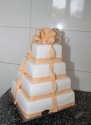 Tort weselny z pomarańczową wstążką